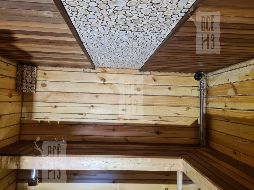 Фото дизайна интерьера сауны с абажуром и панно из можжевельника Фото дизайна интерьера сауны с деревянной отделкой и уникальным потолком, создающим атмосферу расслабления.